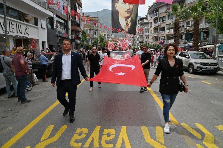 Manisa'da CHP’den Bayram Yürüyüşü
